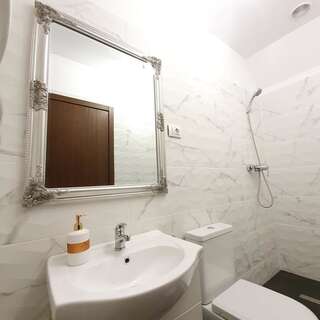 Гостевой дом Vila De la Lugas Орадя Трехместный номер с собственной ванной комнатой-6